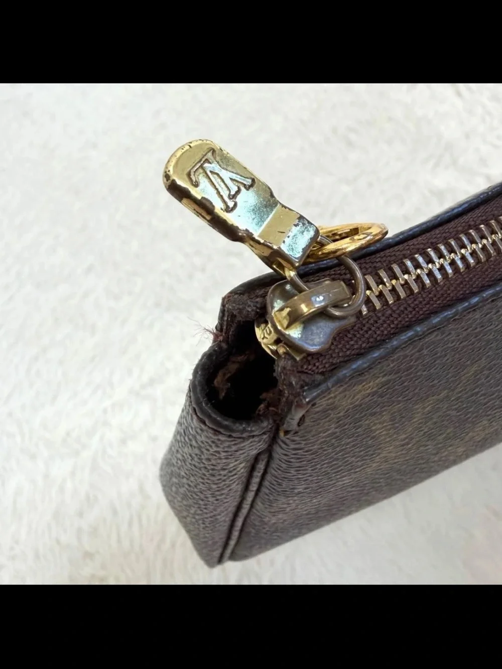 Louis Vuitton compact louis